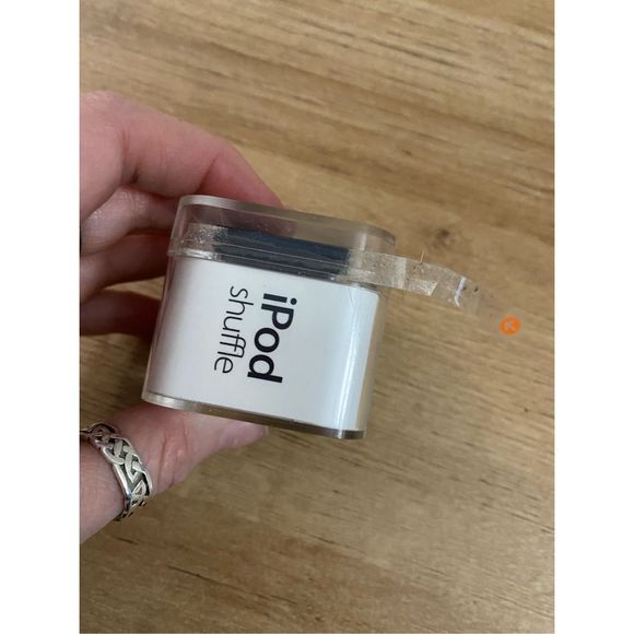 Apple New iPod Shuffle 2nd Generation 2 GB - Black - Picture 3 of 4